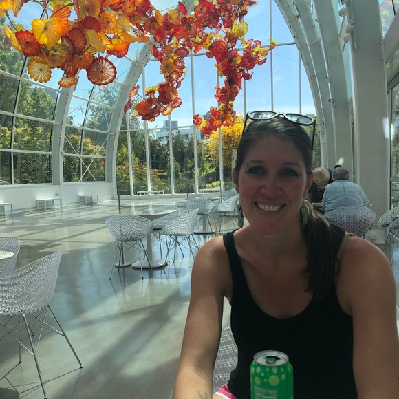 Meet your Posher, Ariana - Picture 1 of 1